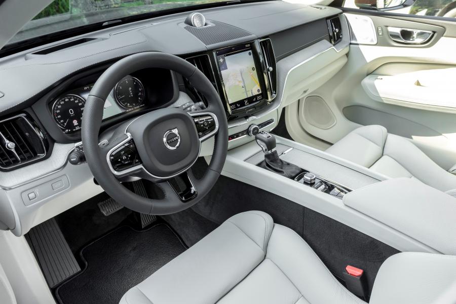 Интерьер Volvo XC60 D4 Inscription 2017 года  (WW) (фото 2 из 18)